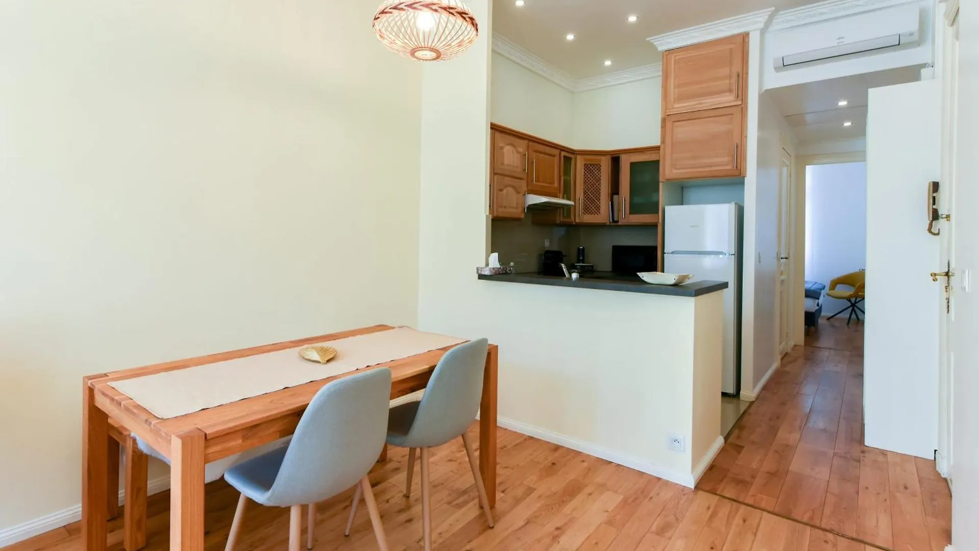Apartment Le Constantin Avec Balcon, Emplacement Privilegie Pour 2 Personnes Dans Le Centre Cannes