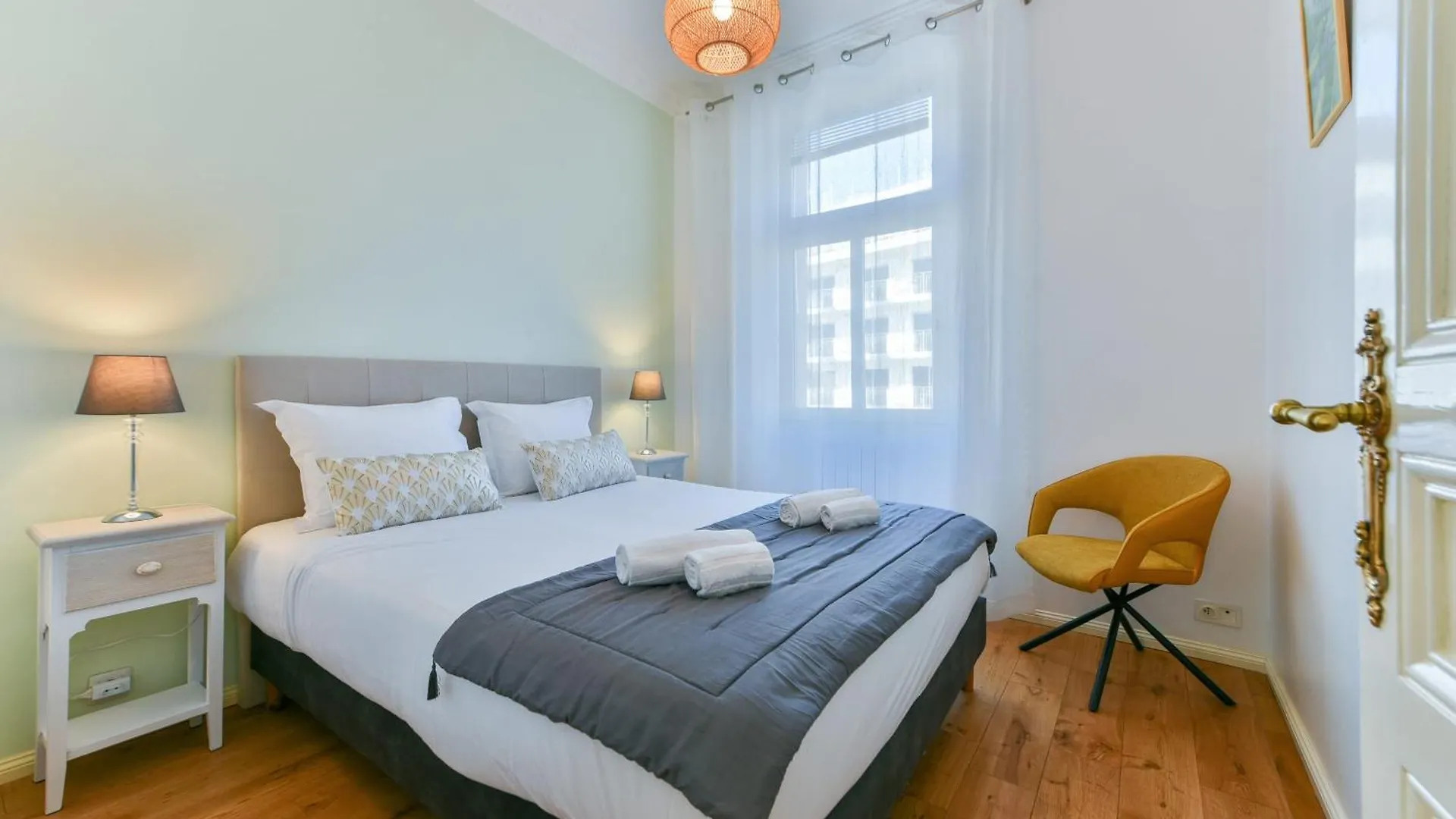 Le Constantin Avec Balcon, Emplacement Privilegie Pour 2 Personnes Dans Le Centre Cannes 0*,  France