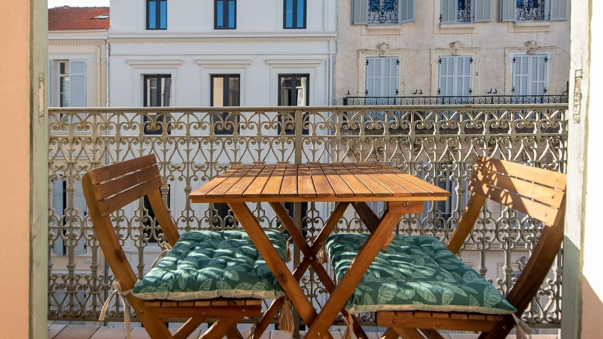 Le Constantin Avec Balcon, Emplacement Privilegie Pour 2 Personnes Dans Le Centre contacts
